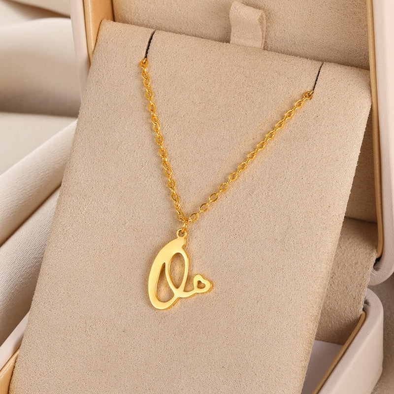 Colliers avec pendentif initiale en lettre cursive