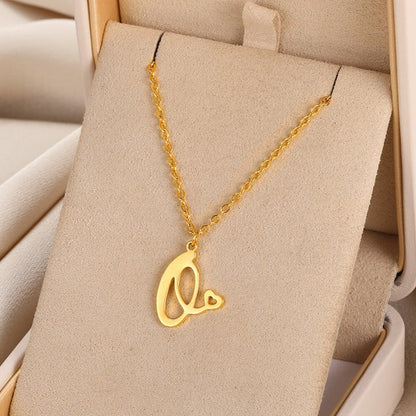 Colliers avec pendentif initiale en lettre cursive