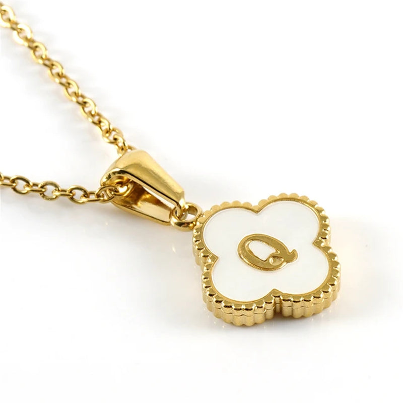 Collier initiale en forme de trèfle