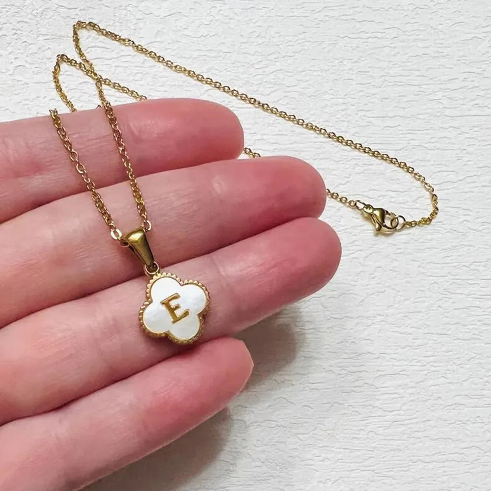 Collier initiale en forme de trèfle