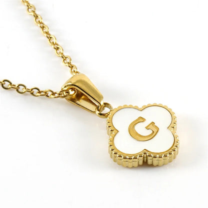 Collier initiale en forme de trèfle
