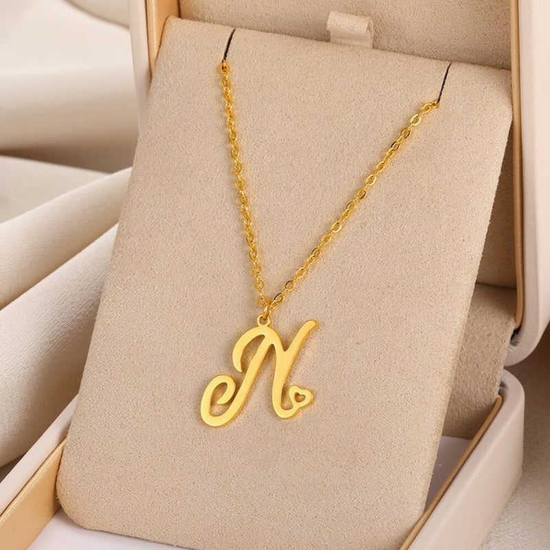 Colliers avec pendentif initiale en lettre cursive