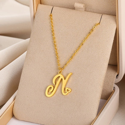 Colliers avec pendentif initiale en lettre cursive