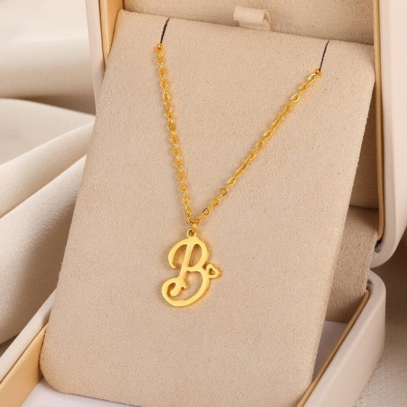Colliers avec pendentif initiale en lettre cursive