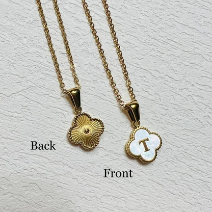 Collier initiale en forme de trèfle