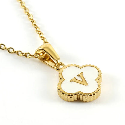 Collier initiale en forme de trèfle