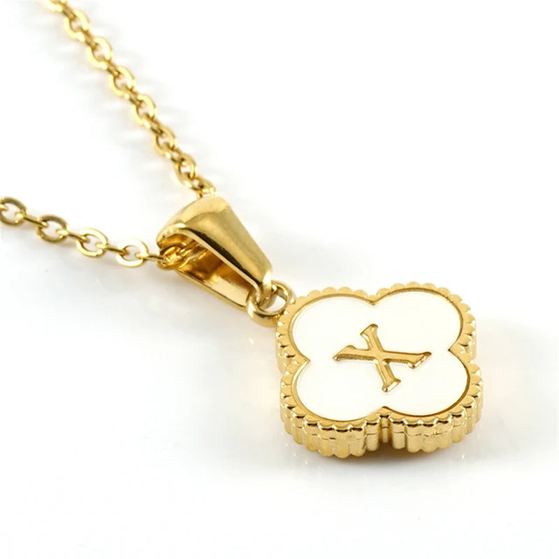 Collier initiale en forme de trèfle