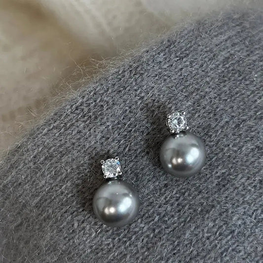 Élégantes boucles d'oreilles perles noires avec zirconia